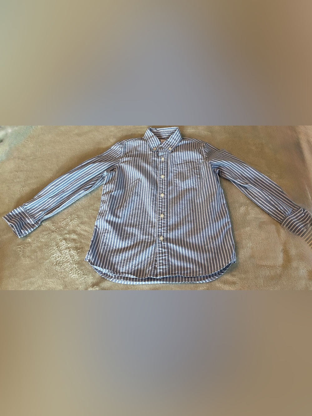 Boys Gap Kids Size 6-7 Blue and White Striped Button-Up Shirt